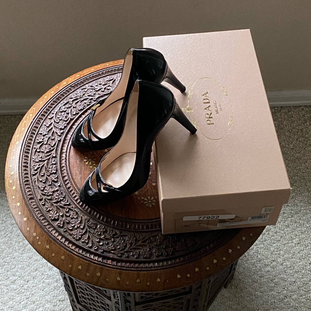 Prada womens patent leather pumps